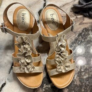 b.o.c. Women's Beige Floral Sandals